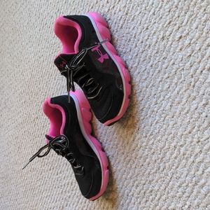 Under Armored kids pink/black tennis shoes